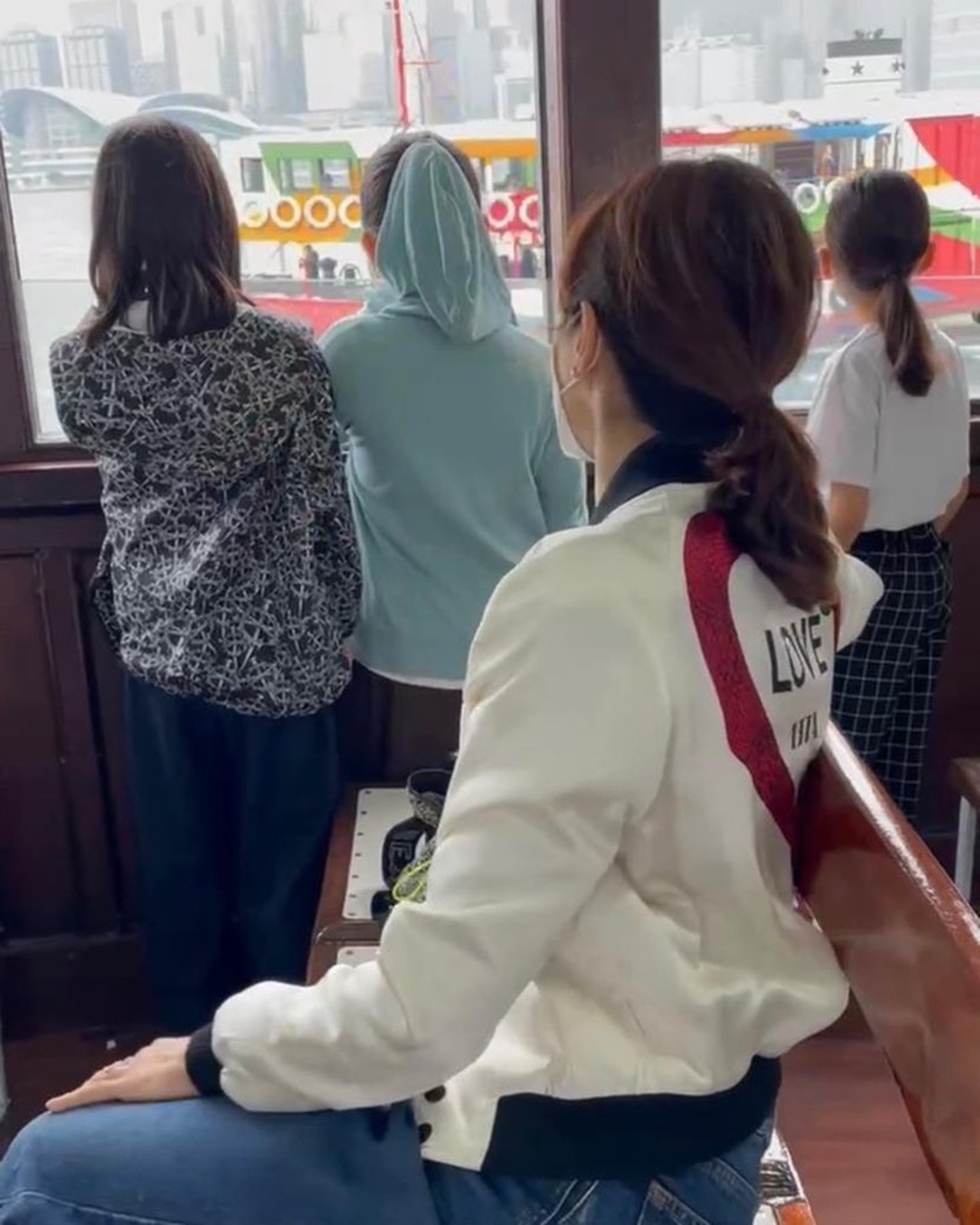 接地氣！51歲知名女星「帶兒女搭渡輪」親民模樣曝光　「皮膚細緻如少女」優雅依舊