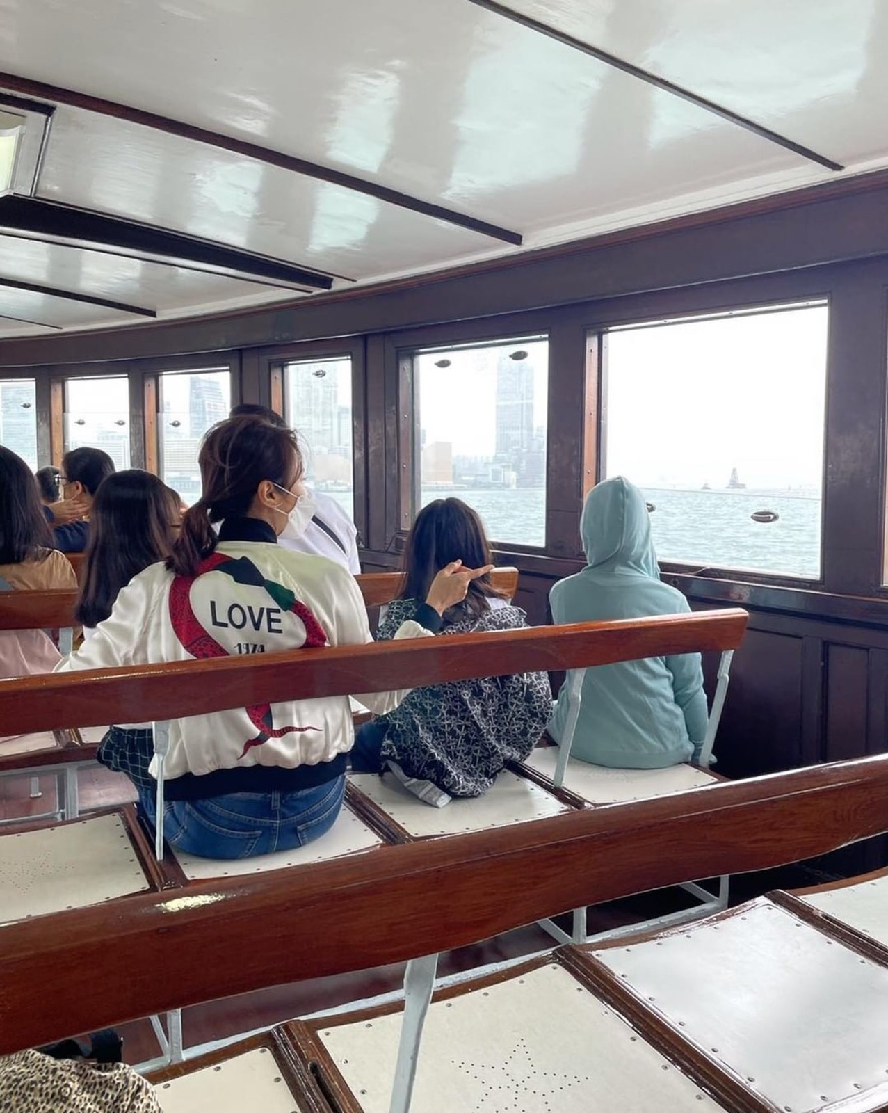 接地氣！51歲知名女星「帶兒女搭渡輪」親民模樣曝光　「皮膚細緻如少女」優雅依舊