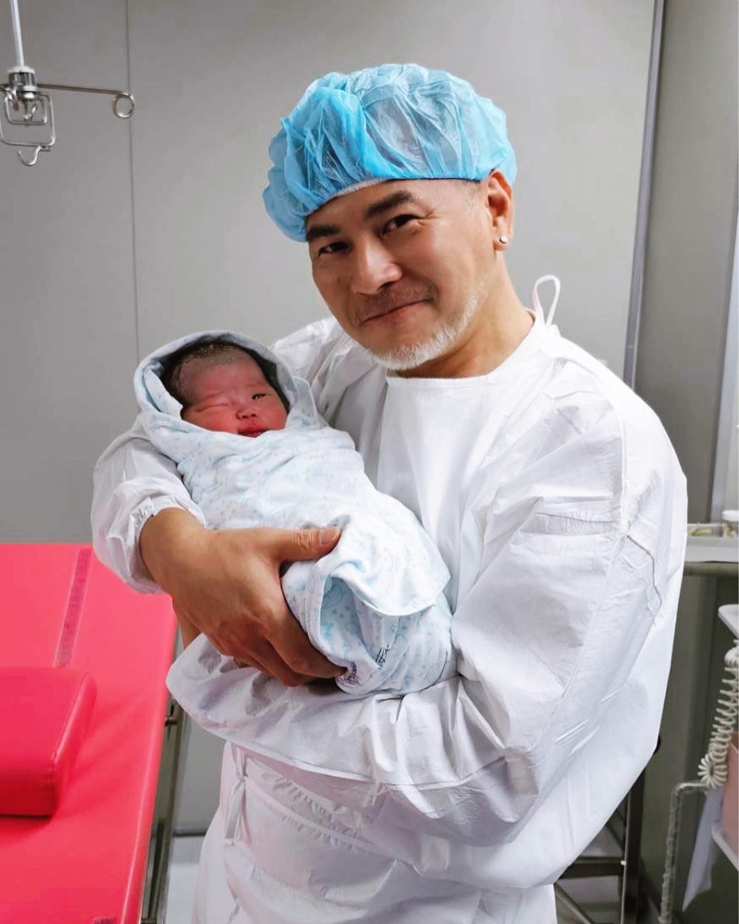 52歲馬國賢當爸了！嫩妻凌晨破水「兒子早半個月出生」　Ｑ萌長相曝光「頭髮超濃密」