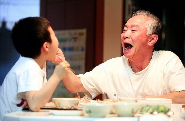 出錢給兒子媳婦買婚房！婚後也各種金援「有天看見孫子獎狀」傻住　隔天默默「把房子過戶給女兒」：看清了