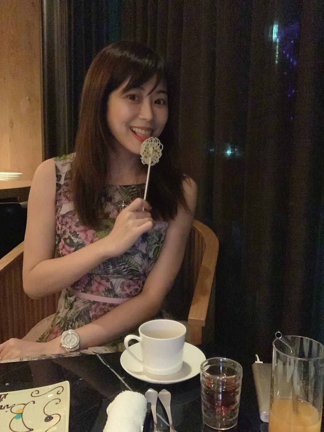 才被爆同居秘戀！知名主播男友「偷偷跟熟女開房」牽手全被拍　完事後「裝沒事回她豪宅」網：綠光罩頂....