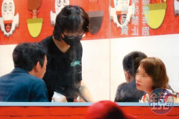 才被爆同居秘戀！知名主播男友「偷偷跟熟女開房」牽手全被拍　完事後「裝沒事回她豪宅」網：綠光罩頂....