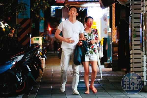 才被爆同居秘戀！知名主播男友「偷偷跟熟女開房」牽手全被拍　完事後「裝沒事回她豪宅」網：綠光罩頂....