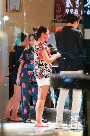 才被爆同居秘戀！知名主播男友「偷偷跟熟女開房」牽手全被拍　完事後「裝沒事回她豪宅」網：綠光罩頂....