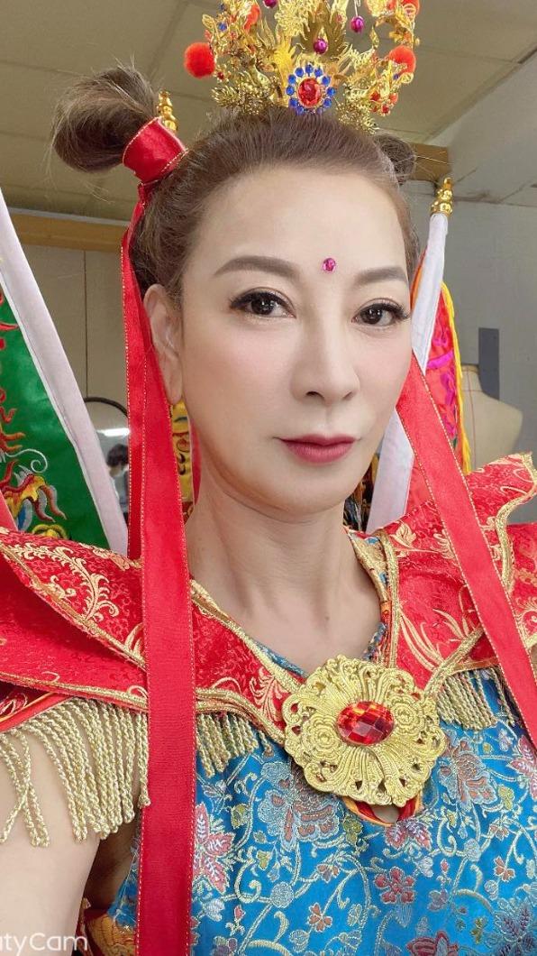 國中畢業就工作！資深女星自爆「每天跑8場廟會」狂賺8桶金　「25歲台北買豪宅」單身當孝女