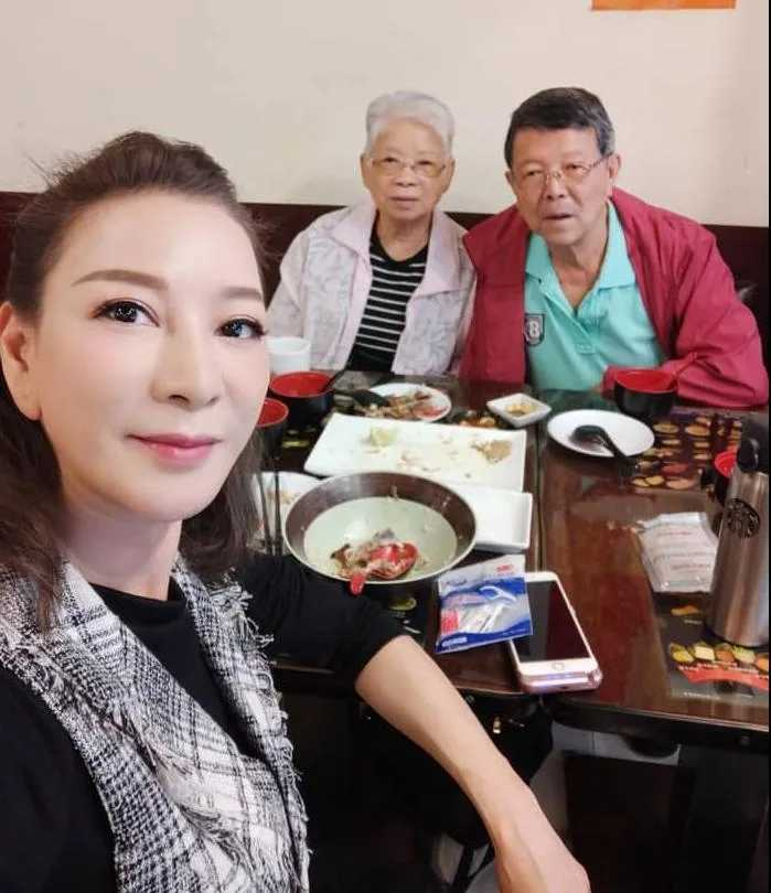 國中畢業就工作！資深女星自爆「每天跑8場廟會」狂賺8桶金　「25歲台北買豪宅」單身當孝女