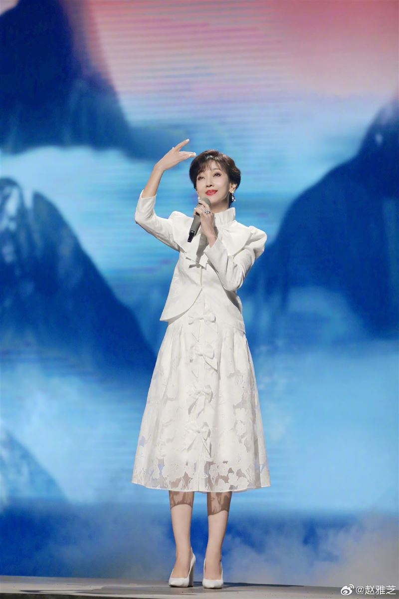 68歲逆齡像34歲！最美女星罕開金嗓「根本吃了防腐劑」　「一身仙氣飄飄」美貌震撼全網