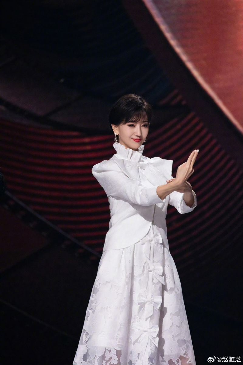 68歲逆齡像34歲！最美女星罕開金嗓「根本吃了防腐劑」　「一身仙氣飄飄」美貌震撼全網