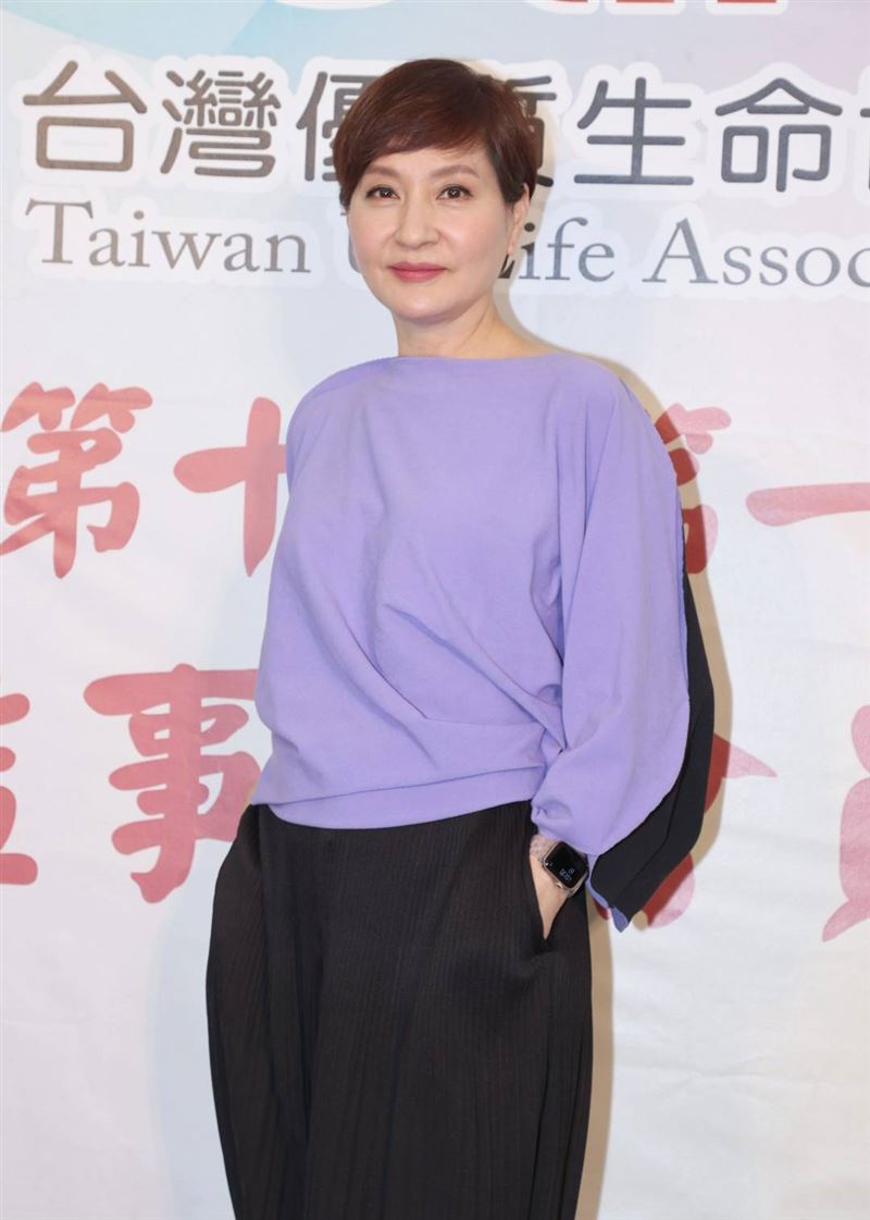 賣掉上海豪宅回台！62歲最美主持「同框67歲陳美鳳」全網驚呆　近照曝光「被迫與兒分隔兩地」