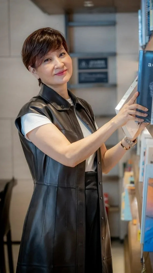賣掉上海豪宅回台！62歲最美主持「同框67歲陳美鳳」全網驚呆　近照曝光「被迫與兒分隔兩地」