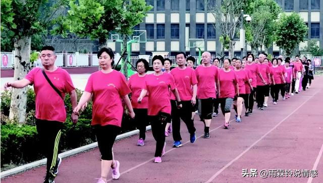 退休後閒得發慌！62歲大媽「加入暴走團」當上領隊　3個月不到「親人全跑光留她獨居」痛哭悔悟：我錯了
