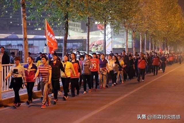 退休後閒得發慌！62歲大媽「加入暴走團」當上領隊　3個月不到「親人全跑光留她獨居」痛哭悔悟：我錯了