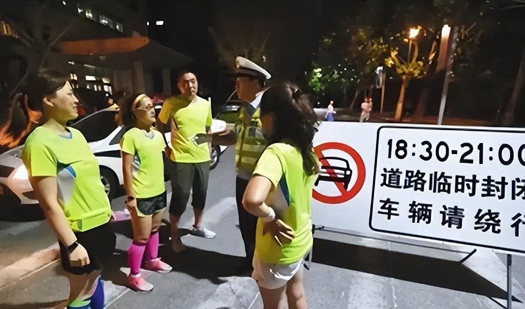 退休後閒得發慌！62歲大媽「加入暴走團」當上領隊　3個月不到「親人全跑光留她獨居」痛哭悔悟：我錯了