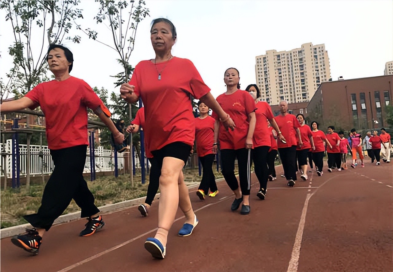 退休後閒得發慌！62歲大媽「加入暴走團」當上領隊　3個月不到「親人全跑光留她獨居」痛哭悔悟：我錯了