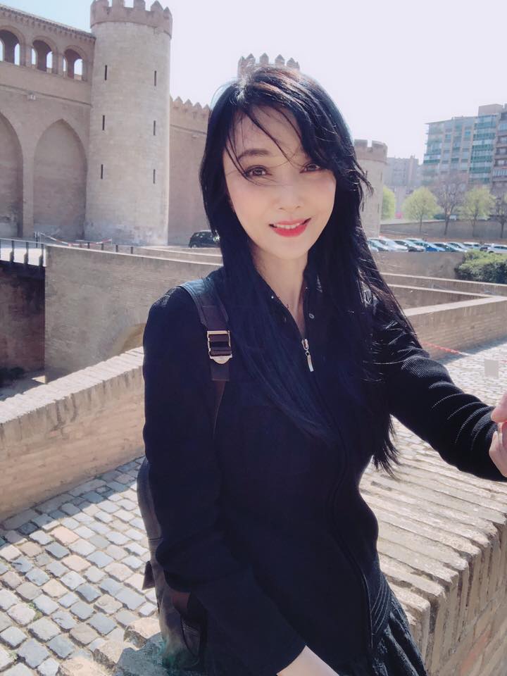 不能不信邪！58歲女星「旅遊撞鬼多隻手」看了就發抖　「公開靈異照」網嚇壞：怎麼還敢留