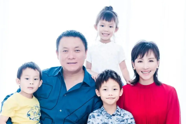 19歲和窮小子私奔！她在「地下室連生3胎」不被父母承認　丈夫用9部劇「將她捧成當紅女星」