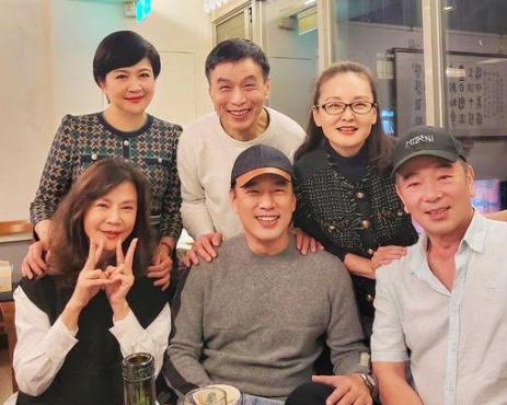 和林志穎同歲！《花系列》男星「近半百拚選秀」成雅痞大叔　驚吐經濟狀況「我沒有錢」