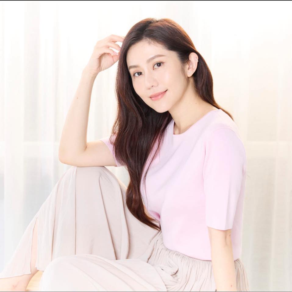 媽媽是邵氏女星！42歲星二代「與12年男友約會」互動像老夫老妻　大讚他是新好男人「鬆口洩結婚時機點」
