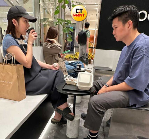 媽媽是邵氏女星！42歲星二代「與12年男友約會」互動像老夫老妻　大讚他是新好男人「鬆口洩結婚時機點」