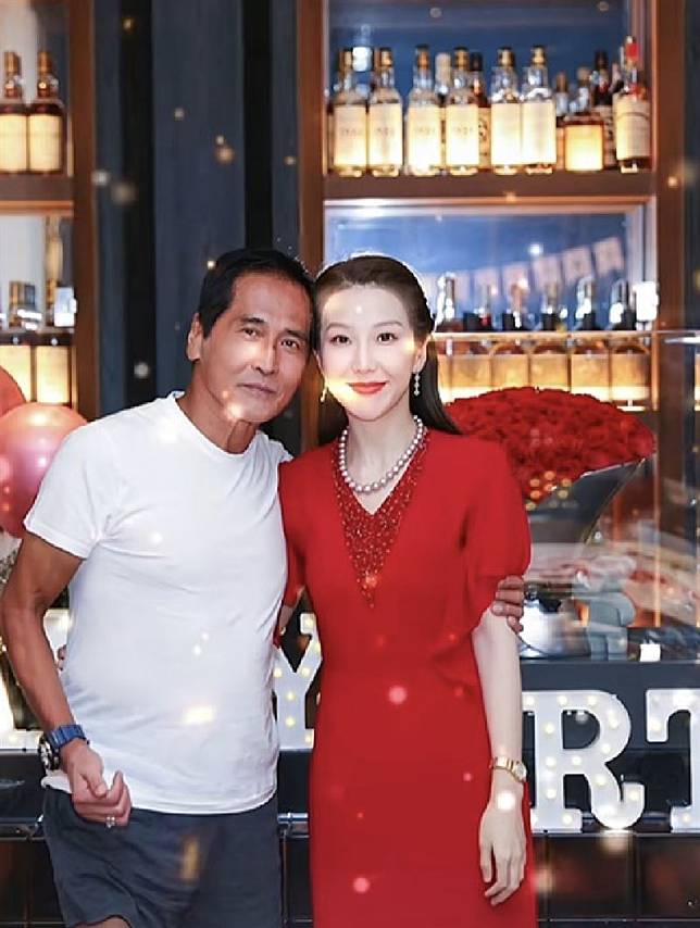 63歲齊秦罕現身「身邊站長髮美女」誤以為是老婆　挖出真實背景「擁5身分」網愣：不簡單