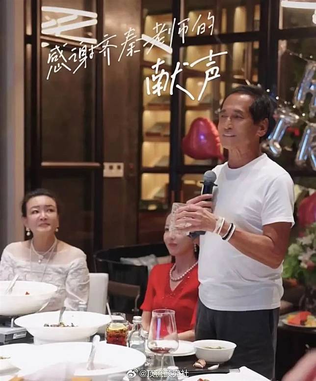 63歲齊秦罕現身「身邊站長髮美女」誤以為是老婆　挖出真實背景「擁5身分」網愣：不簡單