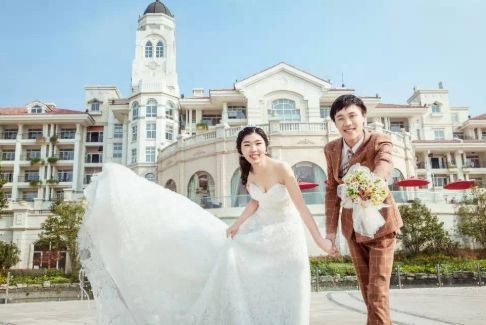 新婚夜「妻子一直發抖」!丈夫嫌煩「賭氣睡沙發」 天亮回屋換衣整個人懵了:怎麼會這樣