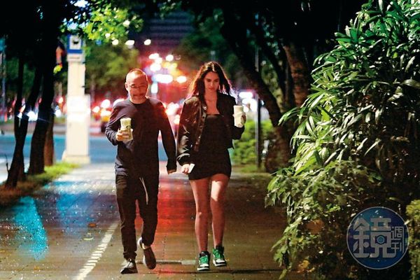 53歲黃立成「帶19歲辣妹回家」畫面曝光!女方「在豪宅拍運動片」高調放閃