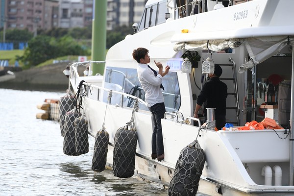 拍落水戲釀意外！45歲八點檔男星「昏迷緊急搶救」　腳遭泥濘卡住「失溫被撈上來」狀況曝光