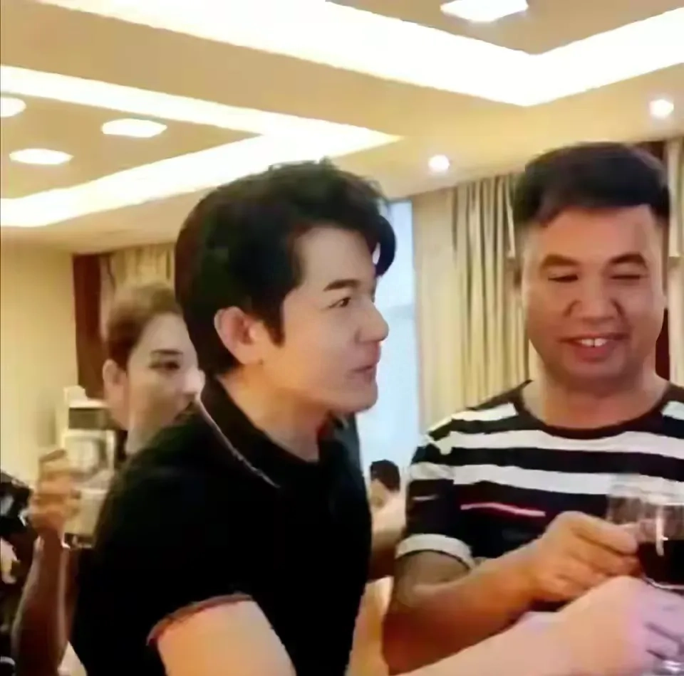 57歲郭富城現身娘家！帶妻女拜見「比自己大2歲的岳父」還彎腰敬酒　岳母親戚「很滿意明星女婿」開心聚餐
