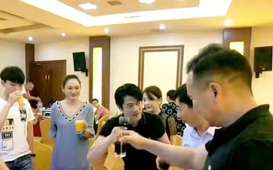 57歲郭富城現身娘家！帶妻女拜見「比自己大2歲的岳父」還彎腰敬酒　岳母親戚「很滿意明星女婿」開心聚餐