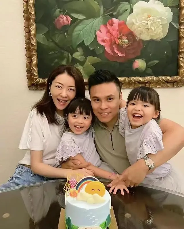 57歲郭富城現身娘家！帶妻女拜見「比自己大2歲的岳父」還彎腰敬酒　岳母親戚「很滿意明星女婿」開心聚餐