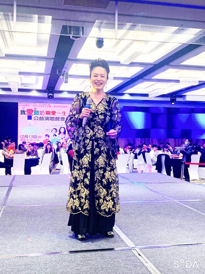 消失歌壇8年！64歲女歌手再次露面「暴瘦10公斤」　坦言「與富商尪3年沒見」自曝好消息