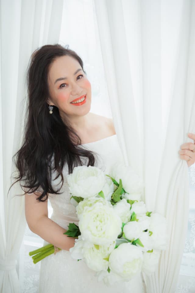 消失歌壇8年！64歲女歌手再次露面「暴瘦10公斤」　坦言「與富商尪3年沒見」自曝好消息