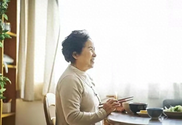 幫忙帶外孫7年！趁放假「女兒帶我和孩子一起旅遊」　機場收到「女婿的2則語音」我心寒轉身結束旅程