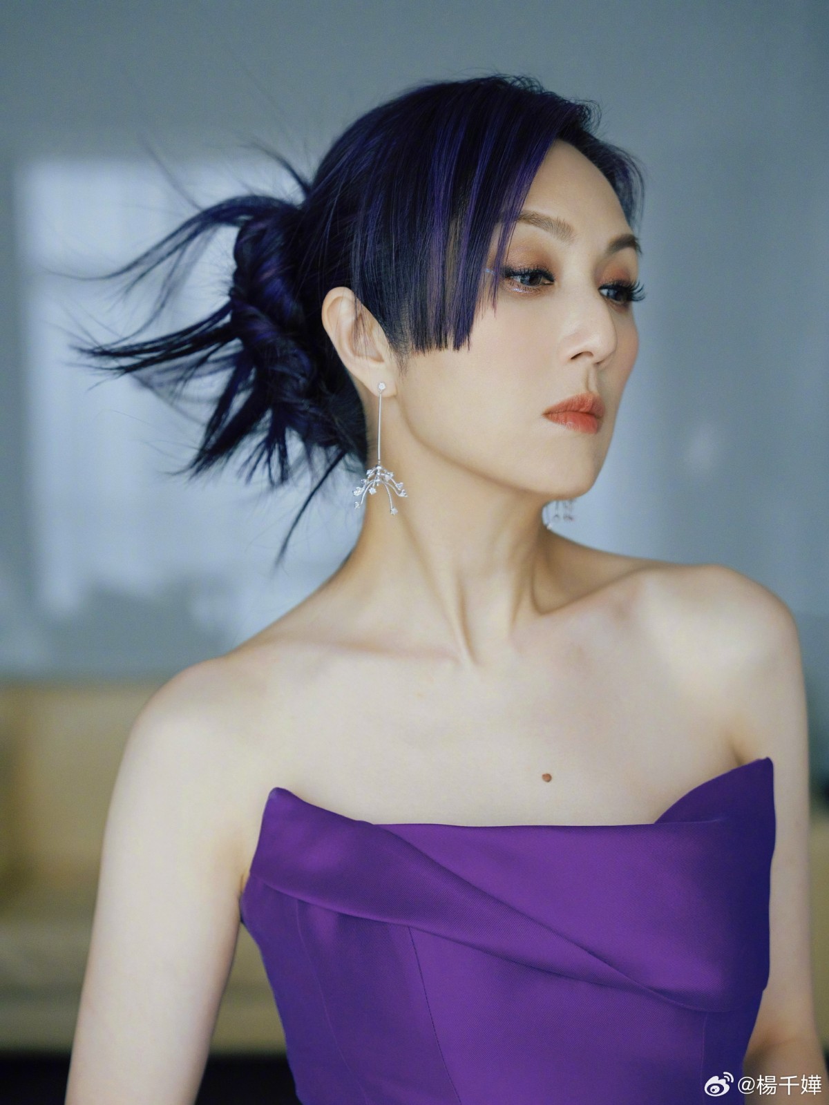 獲封鄭秀文翻版！49歲資深天后「遭質疑修圖修過頭」活像油畫　她不藏了「以真面目示人」驚呆全網