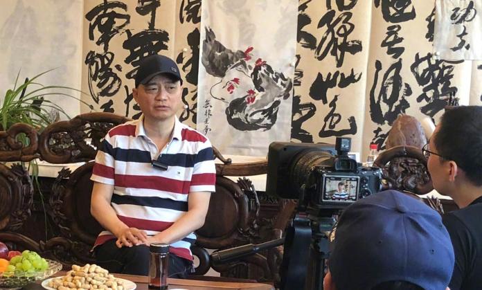 消失多年患抑鬱！60歲大咖主持「淪擺攤賣字畫」老態盡顯　認了為養家餬口「我覺得不丟人」