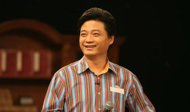 消失多年患抑鬱！60歲大咖主持「淪擺攤賣字畫」老態盡顯　認了為養家餬口「我覺得不丟人」