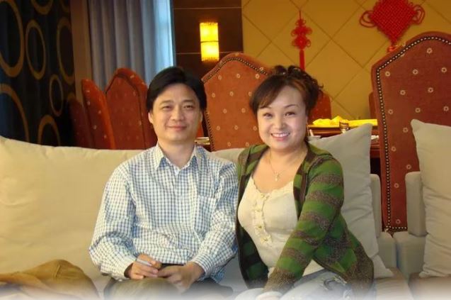 消失多年患抑鬱！60歲大咖主持「淪擺攤賣字畫」老態盡顯　認了為養家餬口「我覺得不丟人」