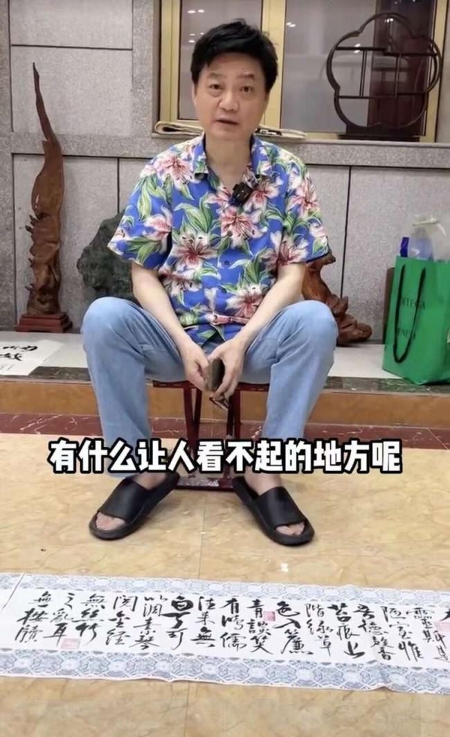 消失多年患抑鬱！60歲大咖主持「淪擺攤賣字畫」老態盡顯　認了為養家餬口「我覺得不丟人」