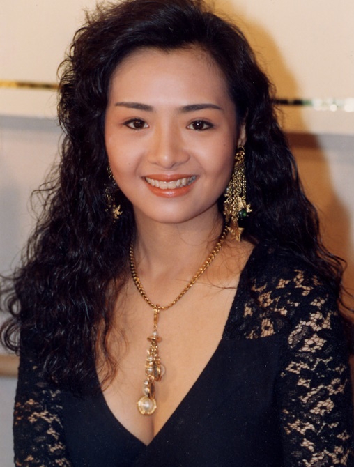 息影神隱30年！波霸始祖「罕見現身大縮水」57歲上圍仍火辣　醫師男友猝逝「約好此生不婚不育」