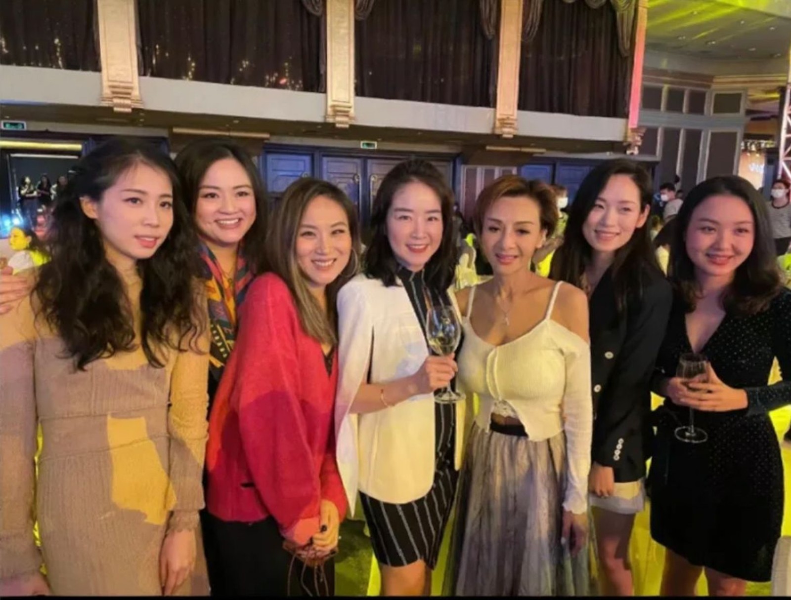 息影神隱30年！波霸始祖「罕見現身大縮水」57歲上圍仍火辣　醫師男友猝逝「約好此生不婚不育」