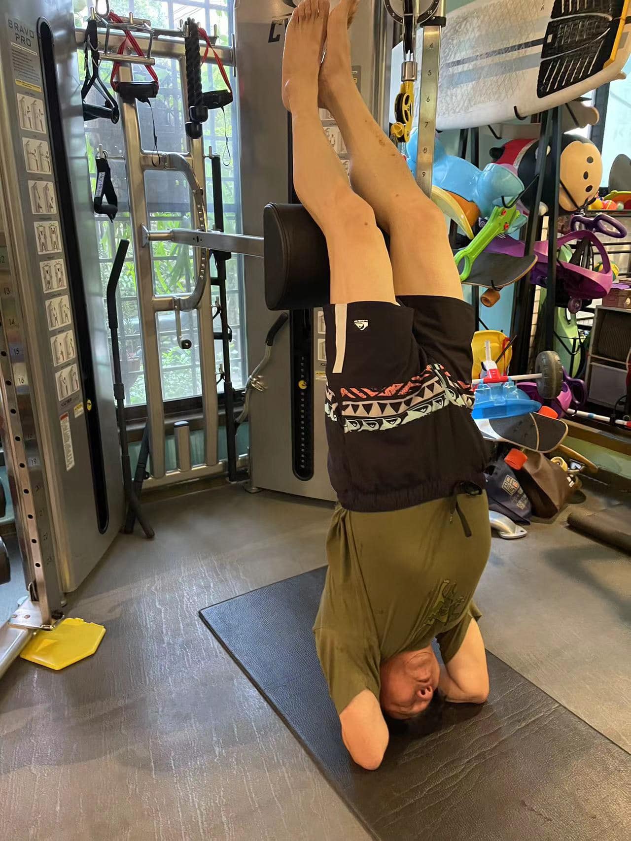 66歲一尾活龍！綜藝天王「倒立零難度」體力超猛　被起底「海軍陸戰隊出身」私下超自律