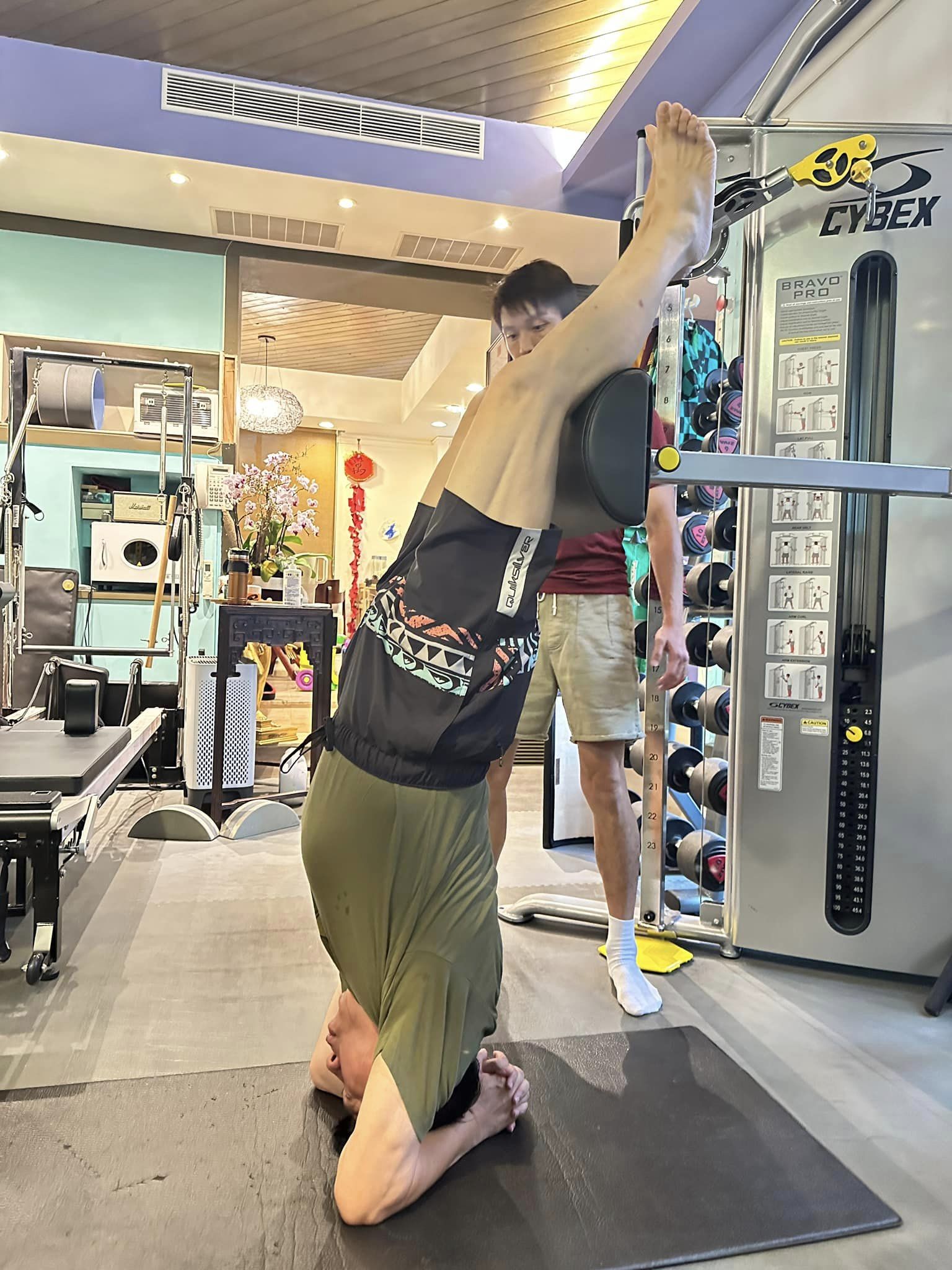 66歲一尾活龍！綜藝天王「倒立零難度」體力超猛　被起底「海軍陸戰隊出身」私下超自律