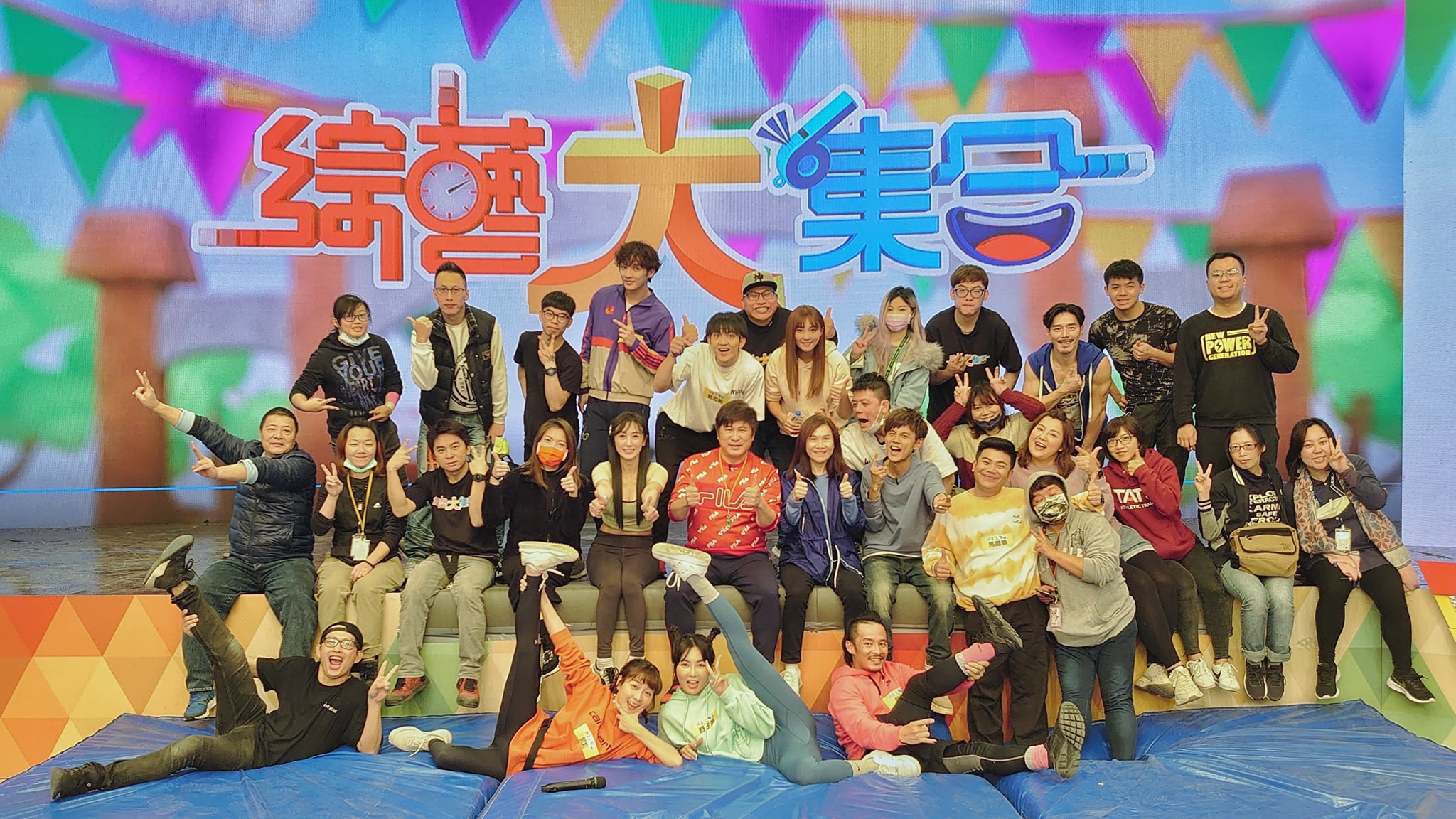 66歲一尾活龍！綜藝天王「倒立零難度」體力超猛　被起底「海軍陸戰隊出身」私下超自律