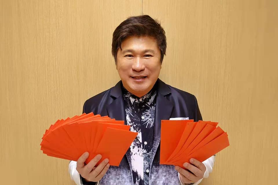 66歲一尾活龍！綜藝天王「倒立零難度」體力超猛　被起底「海軍陸戰隊出身」私下超自律