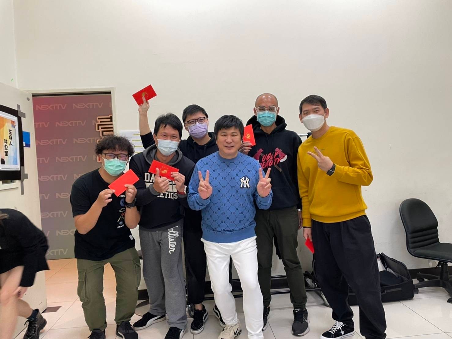 66歲一尾活龍！綜藝天王「倒立零難度」體力超猛　被起底「海軍陸戰隊出身」私下超自律