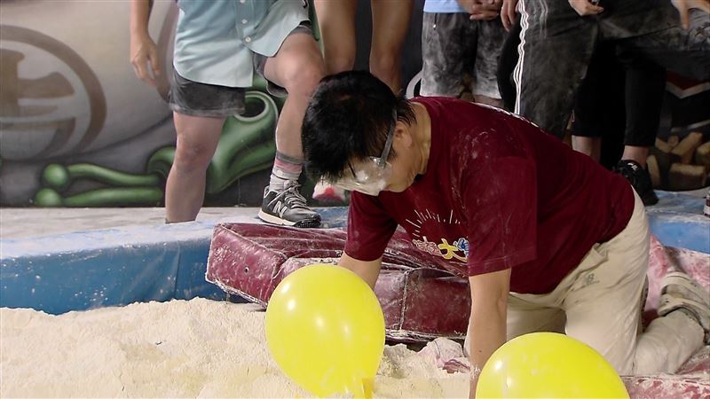 66歲一尾活龍！綜藝天王「倒立零難度」體力超猛　被起底「海軍陸戰隊出身」私下超自律