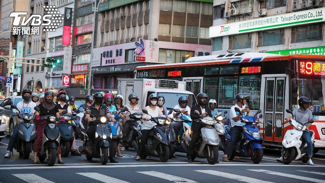 輪胎打氣收50！機車行老闆「拉布條公告」引論戰　「親揭收費真相」坦言很無奈
