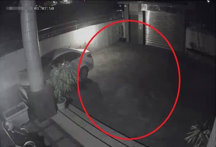 弟弟解脫走了！心碎爸每天半夜「呆坐家門口」　痛心「對空氣喃喃自語」網一看愣喊：顯靈了