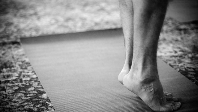 我58歲再娶小9歲妻！嫩妻「每晚逼我做一件事」　我照做「一年後全身輕盈精力大增」：娶對人了❤️